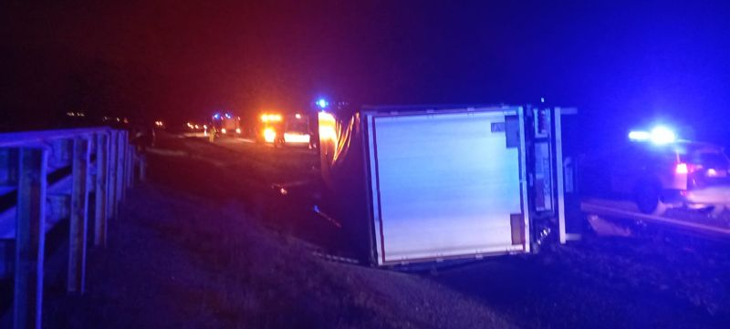 Un herido tras volcar con su camión en la A-66 cerca de Pizarral
