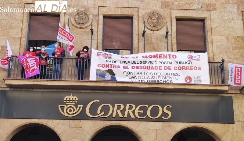 Representantes de CCOO y UGT se encierran en la Oficina Principal de Correos, en la Gran Vía
