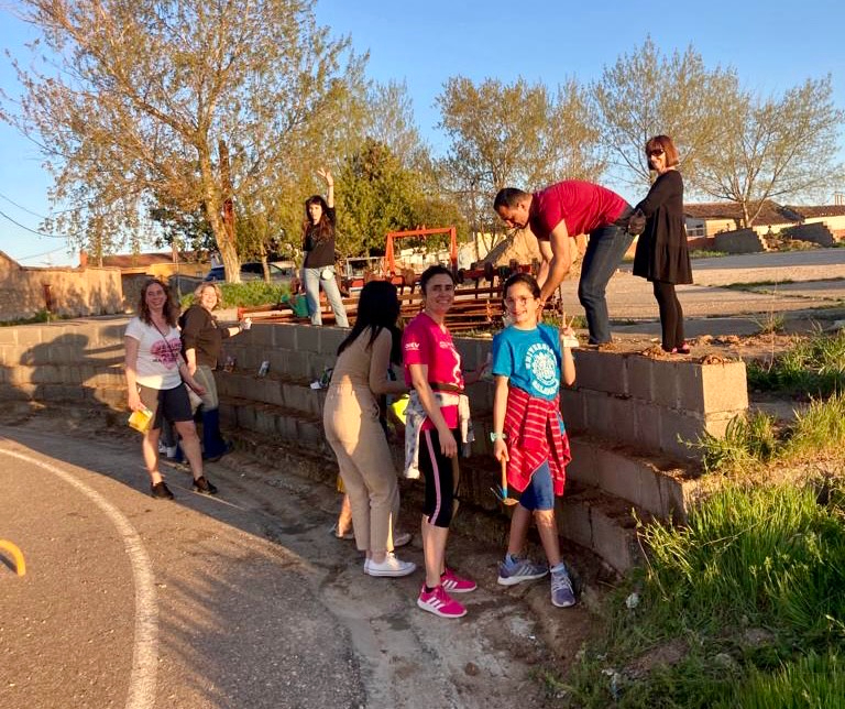 Los vecinos del Pedroso de la Armuña organizan una acción en familia para mejorar una zona verde en la entrada de la localidad