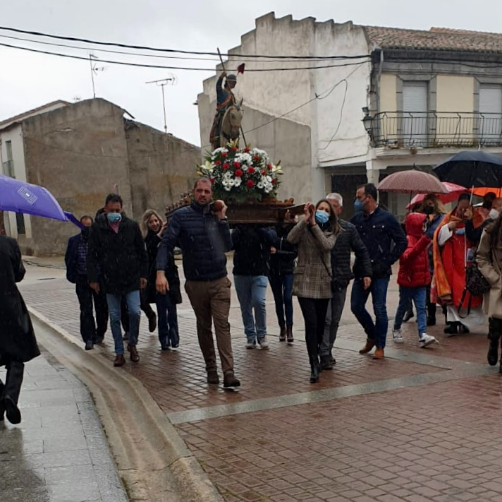 Paraguas y gran ambiente reciben a San Jorge en Santiago de la Puebla, en una procesión marcada por la lluvia