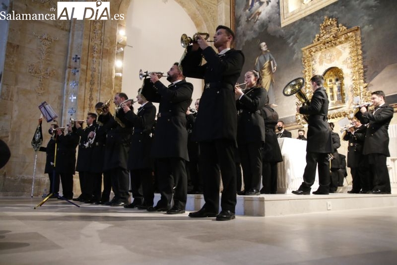 La iglesia del Carmen de Abajo resuena con las marchas de la Banda de Cornetas y Tambores Amor y Paz