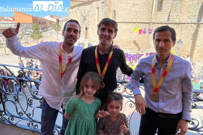 Macotera recibe entre aplausos a sus campeones de España de Maratón por equipos