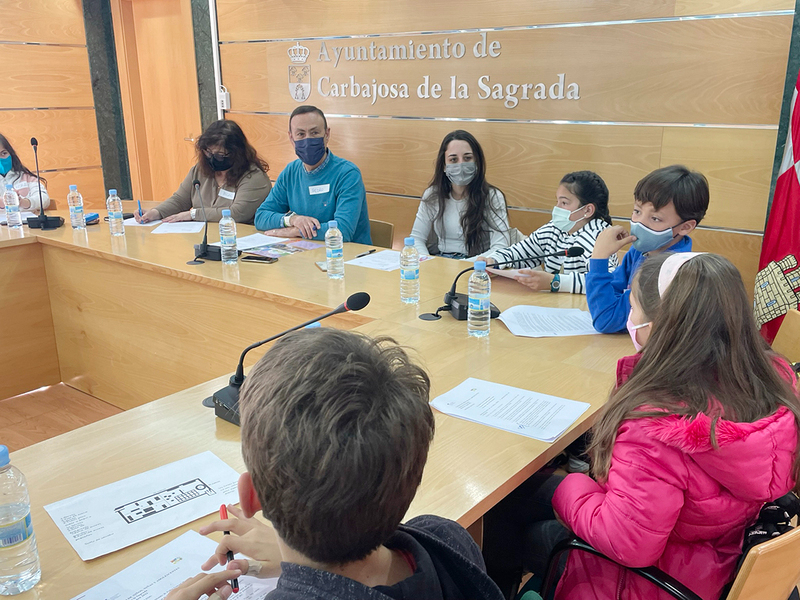 Un marcador digital en el campo de fútbol del Complejo deportivo exterior a propuesta de los niños de Carbajosa
