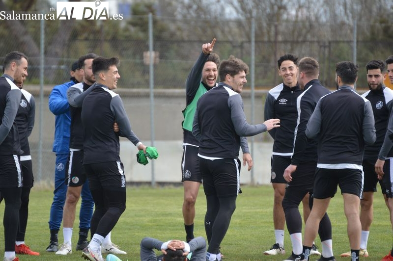 Suave sesión de entrenamiento del Salamanca UDS con Amaro presente y cambio incluido del Helmántico al Anexo