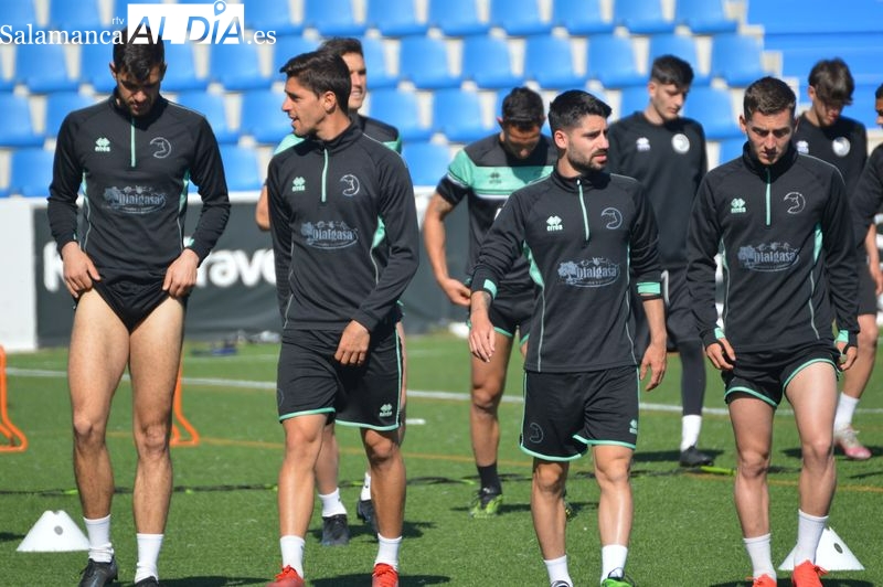 Larga charla de Ayllón con los jugadores en un entrenamiento de Unionistas sin un enfermo Nespral