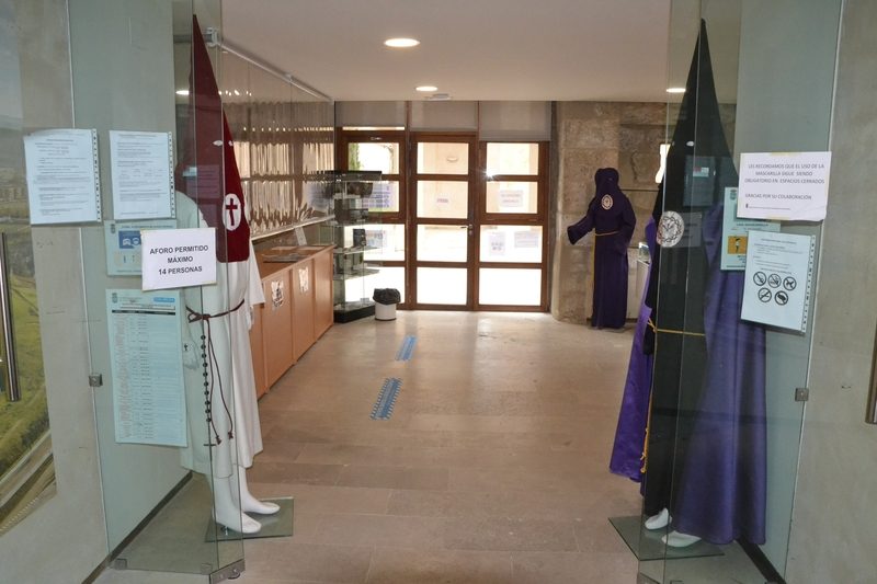 La Semana Santa llega a la Oficina de Turismo con varios maniquíes