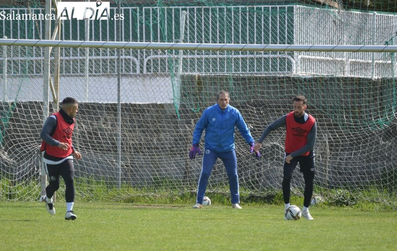 Lozano se pone los guantes como tercer portero del Salamanca UDS en un entrenamiento sin Moreno y con Alemán y Monroy
