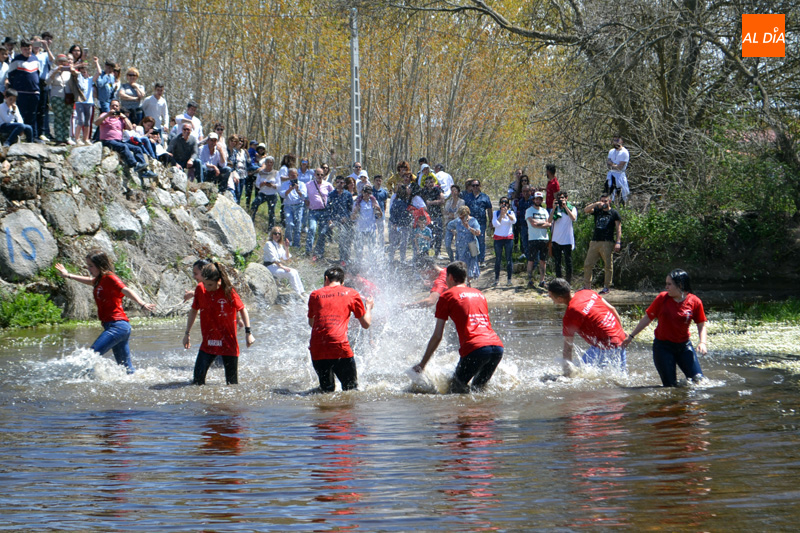 Los Quintos de Alaraz, en cuenta atrás para la esperada vuelta de la bajada del Cristo y la Virgen por el río