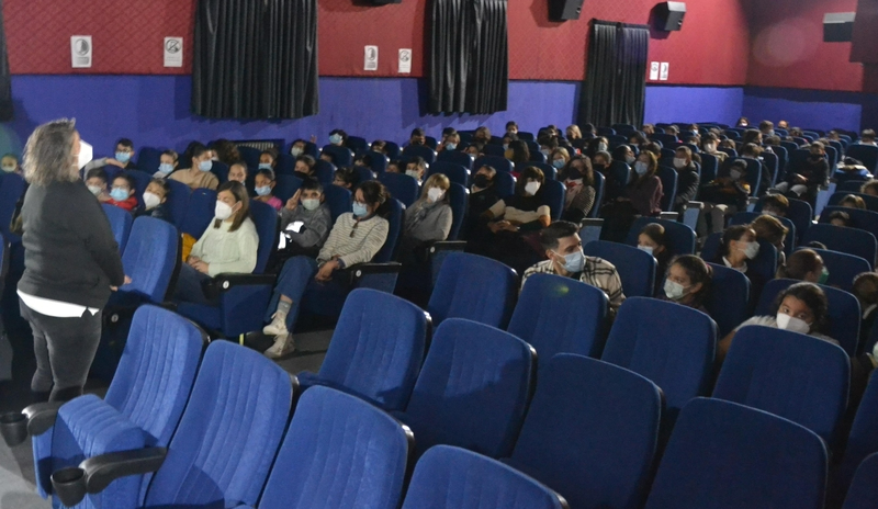 Alumnos de varios centros se van de vacaciones disfrutando de ‘Raya y El último dragón’