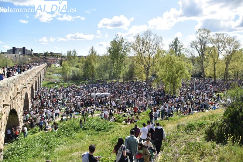 El buen tiempo anima a los jóvenes a disfrutar del Lunes de Aguas en el entorno del Puente Romano