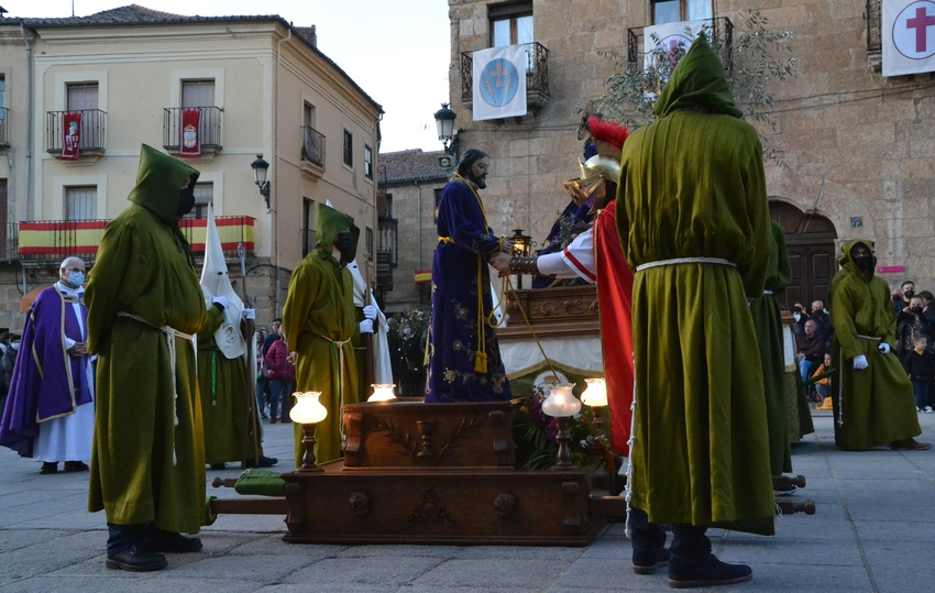 Los romanos prenden a Jesús en la Plaza Mayor con más luz de lo habitual