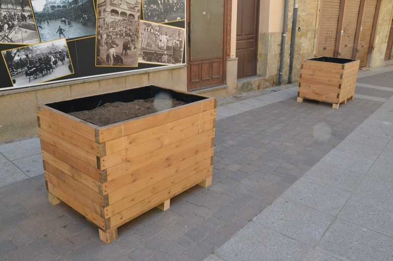 La calle Madrid da la bienvenida a unas nuevas jardineras de madera para que tenga más vida