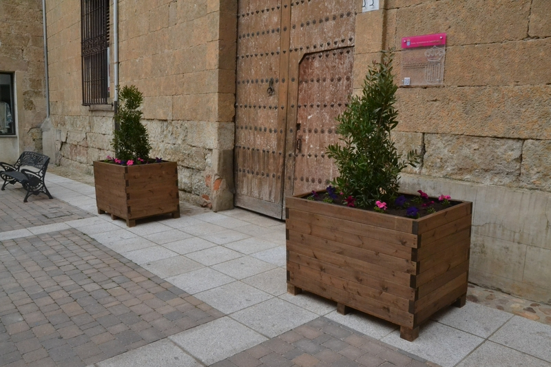 Retiradas tras las quejas vecinales la mayoría de las nuevas jardineras de la calle Madrid