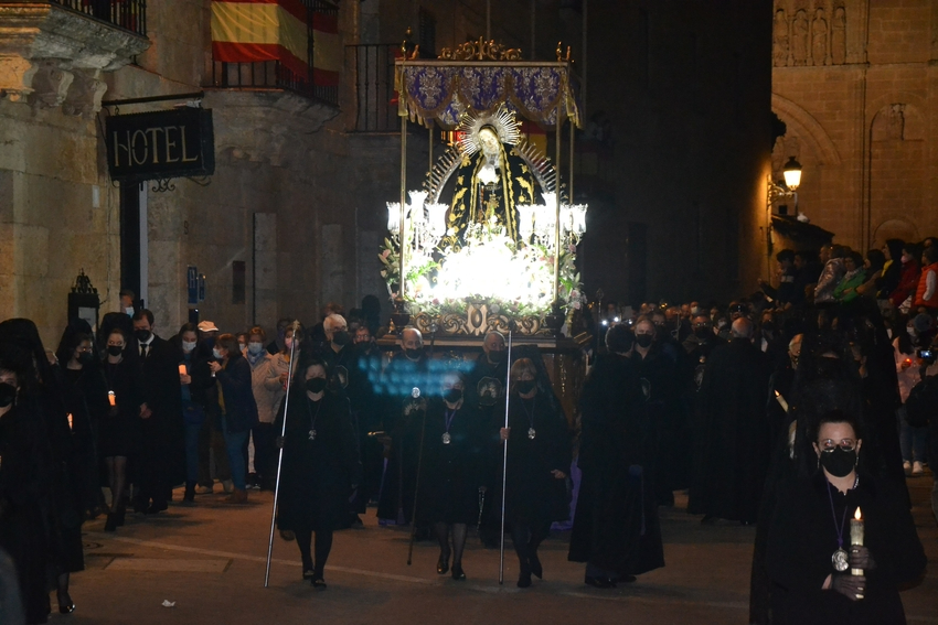 La Soledad deslumbra con su remozado aspecto en su concurrido retorno a las calles