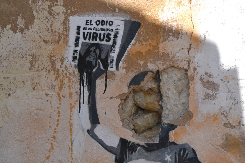 Gravemente atacado el grafiti contra el odio y el racismo situado en el centro histórico