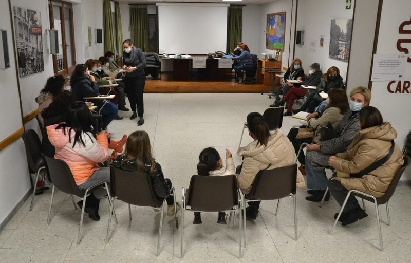 Las cofrades de las Angustias se ponen al día de la situación de la entidad en una reunión