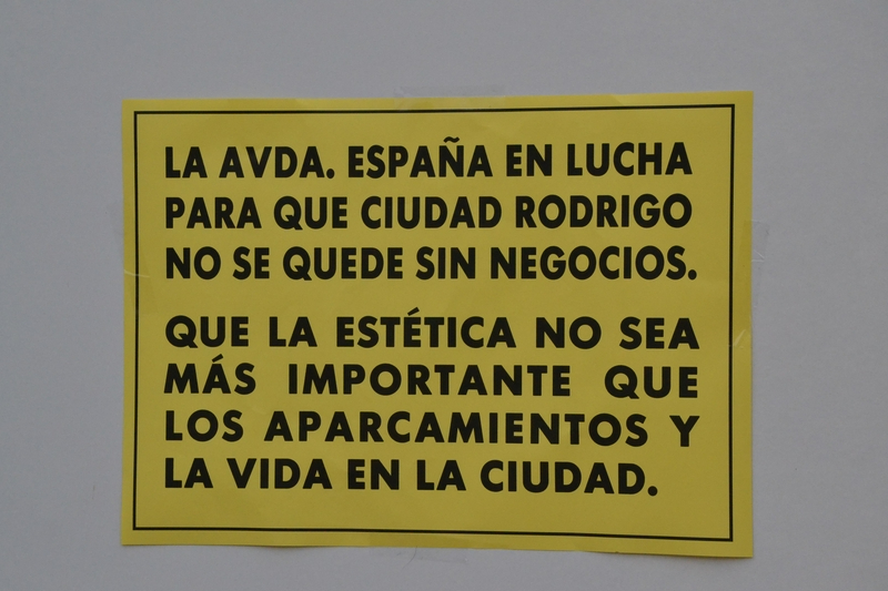 Los comercios de la Avenida de España muestran en la propia vía su rechazo a la reforma prevista