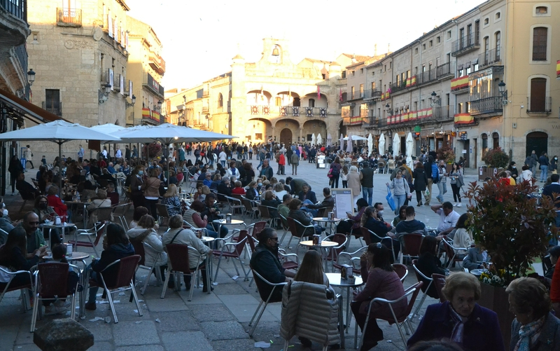 Fantástico ambiente callejero en la jornada del Jueves Santo producto de la espléndida meteorología