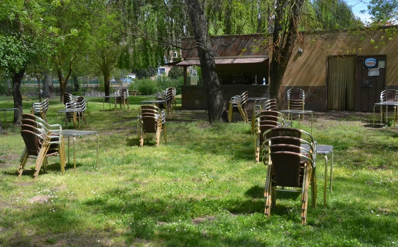 Mañana de preparativos en el entorno del río para celebrar el Lunes de Aguas