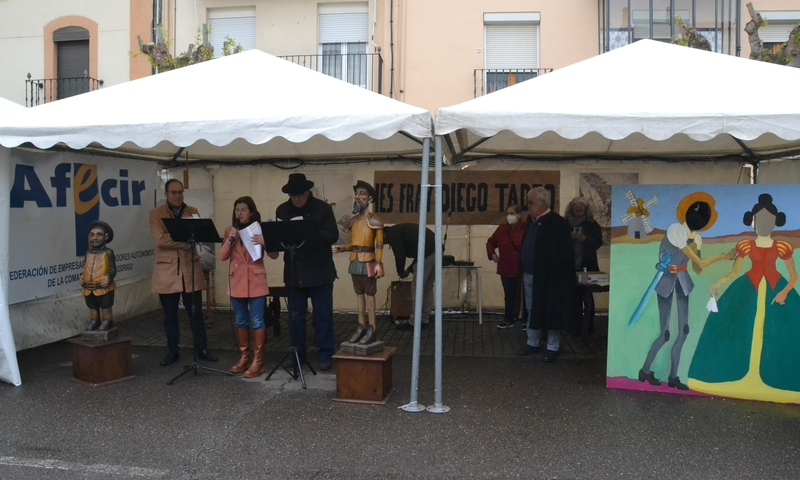 La lectura de El Quijote guía las primeras horas de actividad en la calle Lorenza Iglesias
