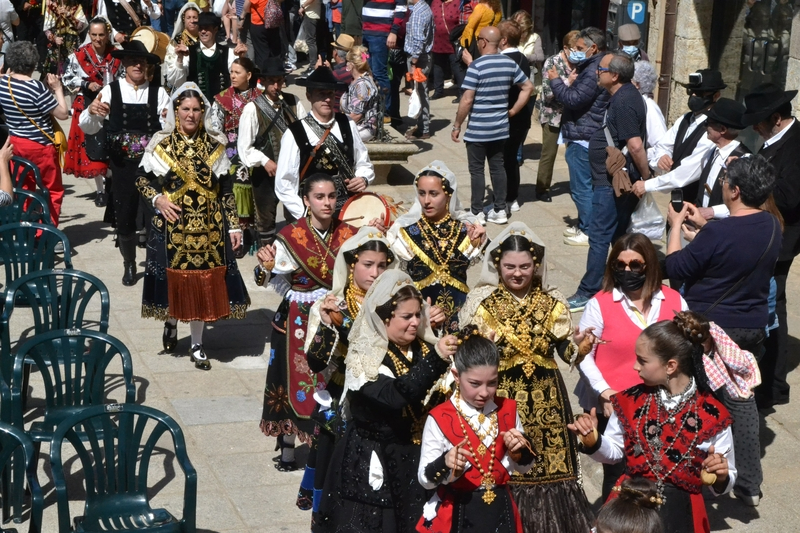 Grupos locales con variedad de edades protagonizan las primeras horas de la vuelta de La Charrada