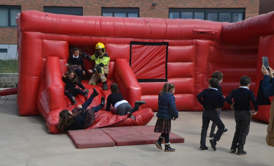 Cerca de 550 escolares descubren los entresijos del Parque de Bomberos y cómo reaccionar a un fuego
