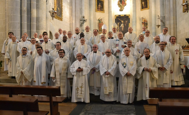 Los sacerdotes diocesanos se reúnen en la misa de consagración del Santo Crisma