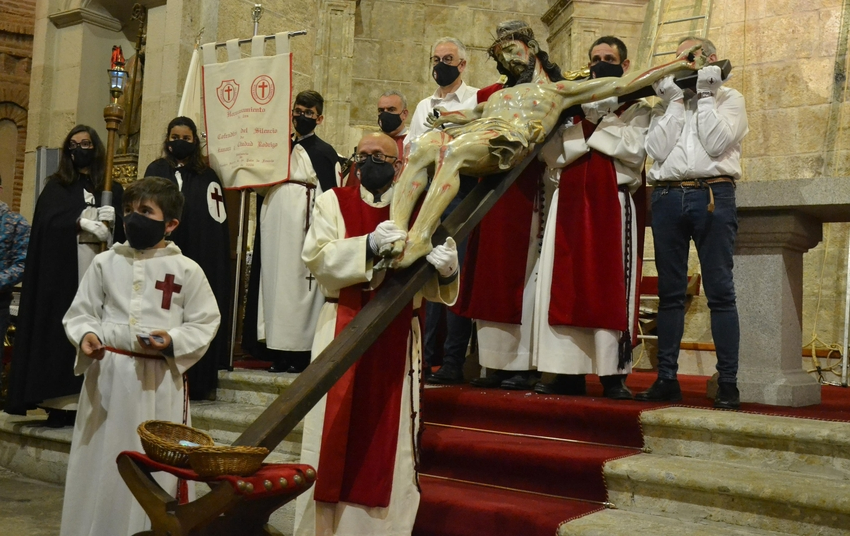 Fieles de todas las edades acuden a hacerle la reverencia al Cristo del Silencio