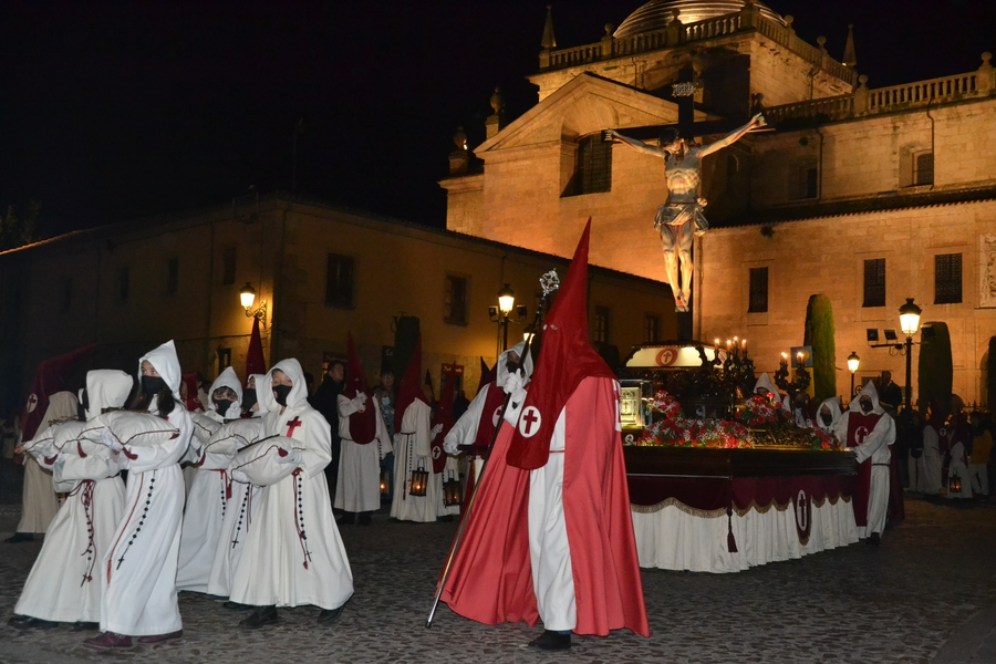 El restaurado Cristo del Silencio reina en la noche del Jueves Santo junto al debutante Lignum Crucis