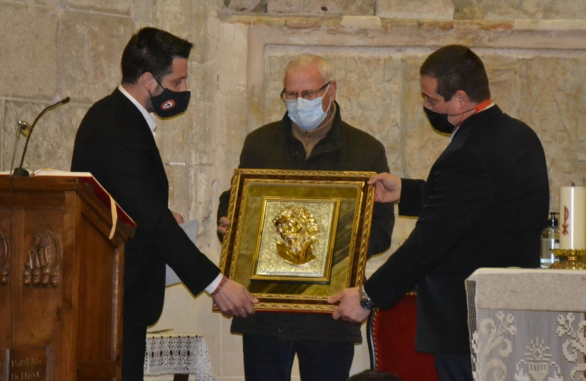 La Cofradía del Silencio homenajea por sorpresa a su capellán, Ángel Martín Carballo