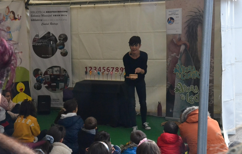 El sol facilita una buena tarde de Feria del Libro con mucho protagonismo infantil