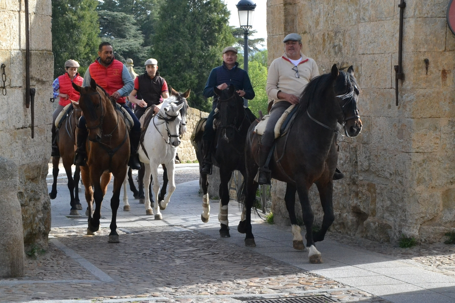 Una decena de jinetes toma parte en la XI Ruta de las Fortificaciones de Frontera a caballo