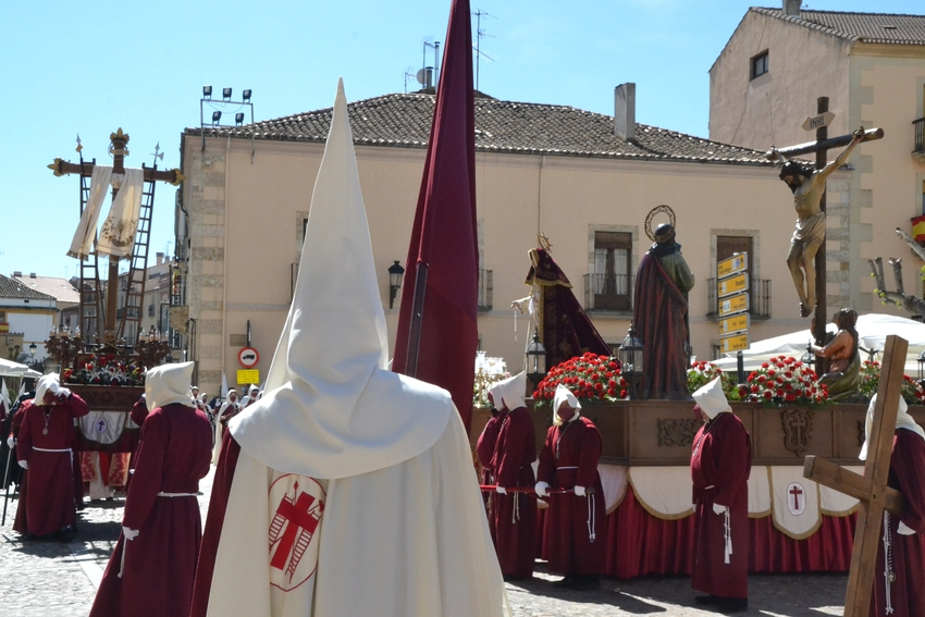 La Cofradía de la Santa Cruz vuelve a las calles apenas once horas después con su procesión principal