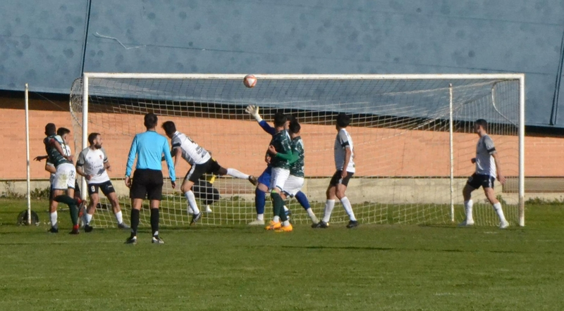 El Guijuelo gana en el descuento al Ciudad Rodrigo y ambos se quedan a las puertas de sus desenlaces
