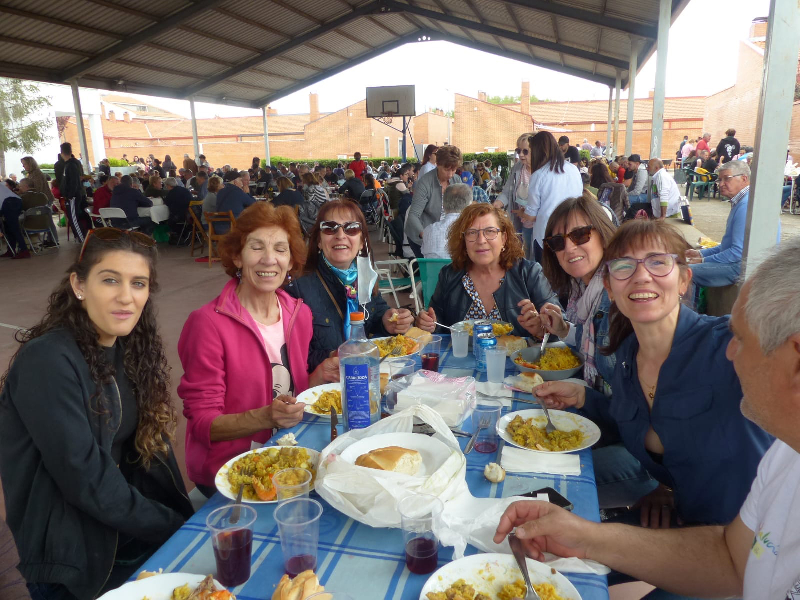 Cientos de vecinos despiden con una paellada las Fiestas del Voto en Villoria