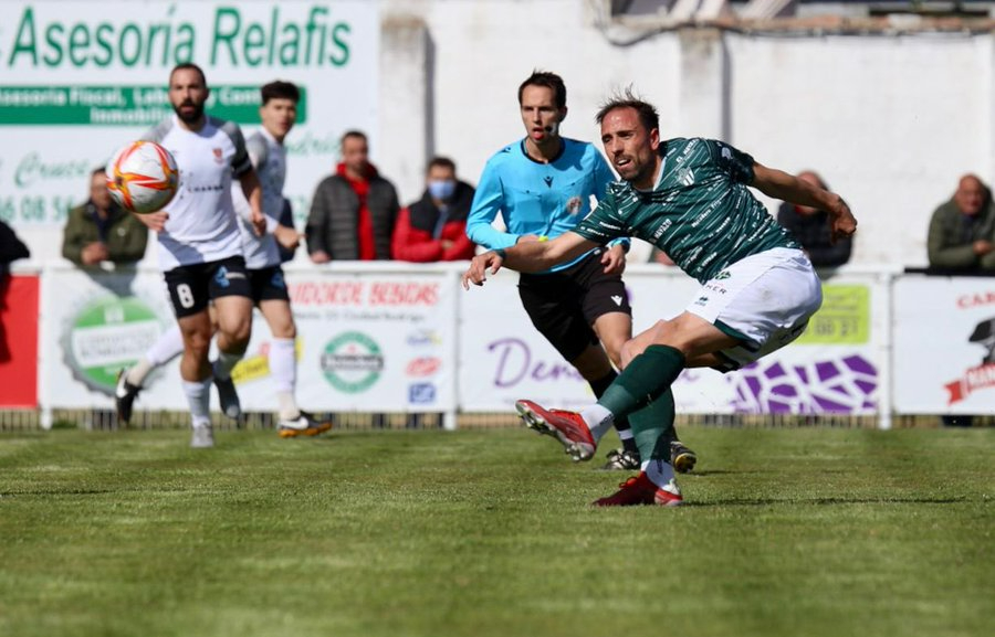El Guijuelo tiene el ascenso a un palmo tras llevarse el derbi con el Ciudad Rodrigo en el minuto 97 (1-2)
