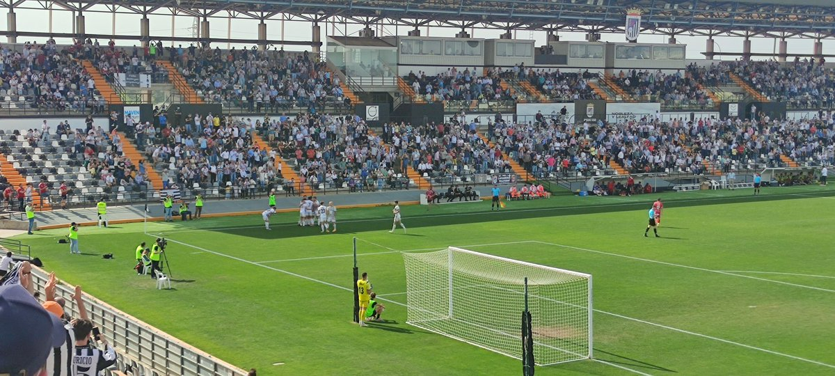 Unionistas desperdicia una oportunidad de oro para acercarse al playoff en Badajoz (1-0)