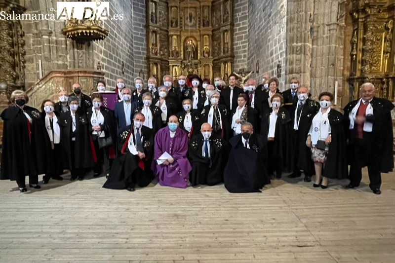 Los amigos de la capa de Santiago de la Puebla retoman con emoción su fiesta anual