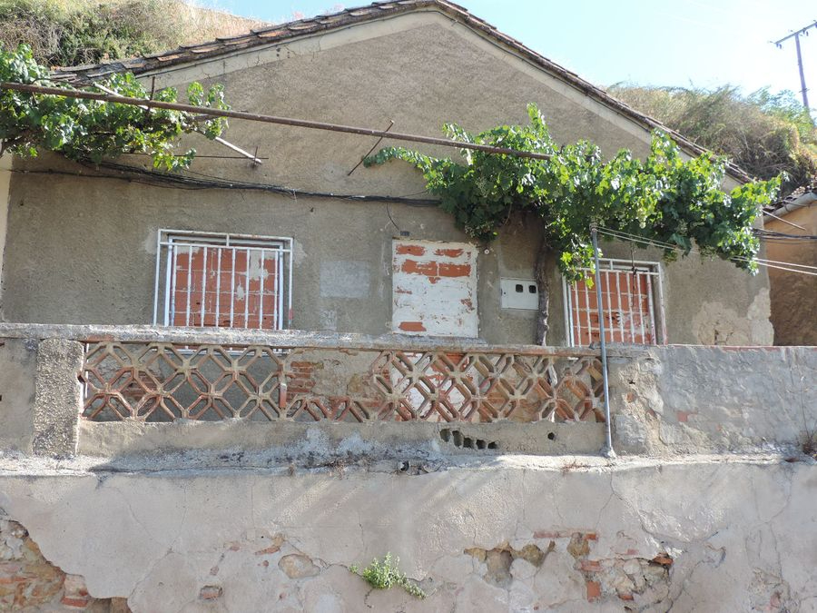 El Ayuntamiento pone en el mercado una vivienda, una cuadra, una casa con corral y un local comercial