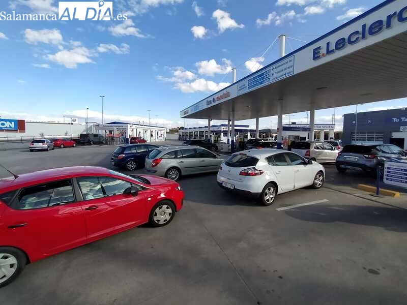 Colas en algunas gasolineras salmantinas y problemas informáticos por el descuento de los carburantes 