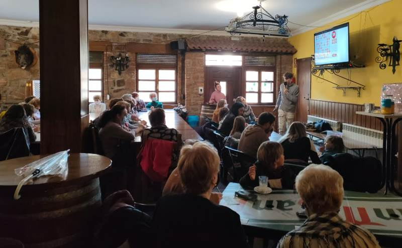 Lleno en el bingo a favor de Ucrania organizado por la Asociación Damajuanas