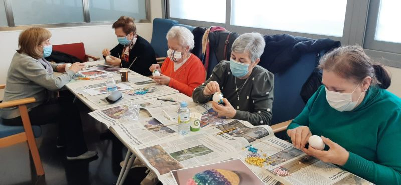 Los mayores de Santa Marta crean sus propios huevos de Pascua con un taller de quilling