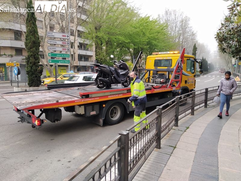 Trasladada al hospital la conductora de una motocicleta tras colisionar con un turismo en el Paseo de Carmelitas 