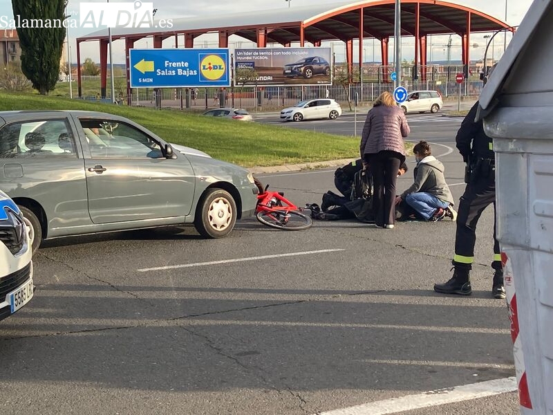 Una persona herida tras la colisión de un turismo contra una bicicleta en la rotonda del cementerio 