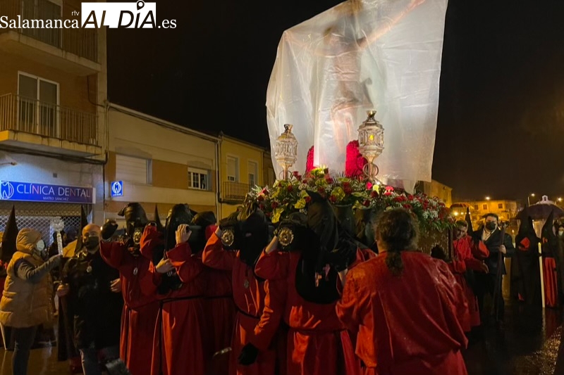 Lágrimas, abrazos y emotiva ofrenda floral tras la suspensión por la lluvia de la procesión del Cristo del Humilladero