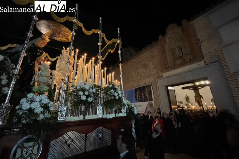La primera Madrugá de Nuestra Señora de la Esperanza lleva a las calles sobrio silencio y emociones 
