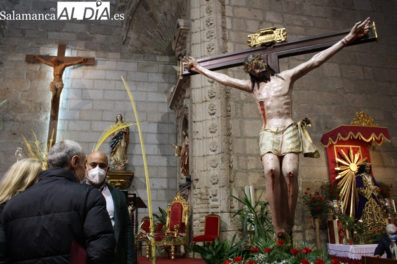 Emoción y fe dan la bienvenida a la restaurada imagen del Santo Cristo del Humilladero 