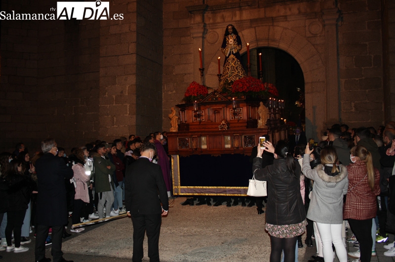 La Penitencia Nazarena llena las calles de público y oración en la madrugada 