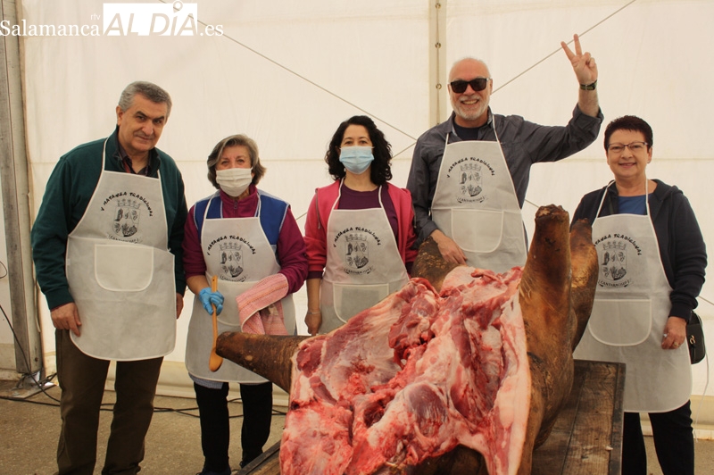 Varios cientos de personas se unen a la celebración de la V Matanza Típica de Cantaracillo