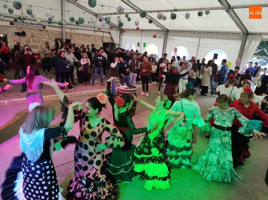 Buen ambiente con aire andaluz durante la Feria de abril en  El Paraje